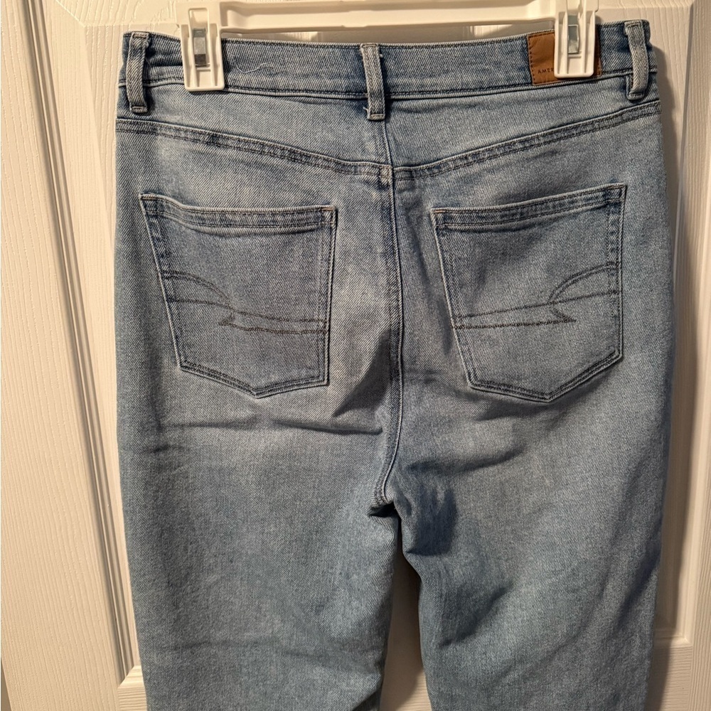Women's American Eagle Mom Straight Jeans Size 8 - Picture 4 of 8